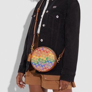 circle crossbody in rainbow signature canvas